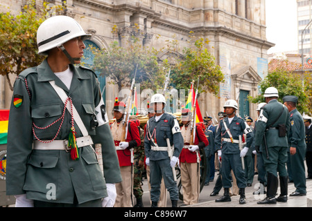 Festeggiamenti in La Paz nel luglio del XVI (Virgen del Carmen), parata militare (pres. protezioni) di fronte alla cattedrale, Plaza murillo Foto Stock