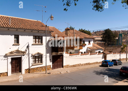 Sucre città vecchia strada tradizionale e casa vicino al Parque Bolivar, Bolivia (patrimonio mondiale UNESCO) Foto Stock