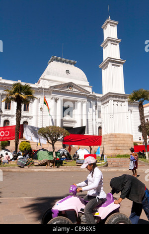 Kid giocando nella parte anteriore della Corte Suprema de Justicia, Sucre città vecchia, Bolivia (patrimonio mondiale UNESCO) Foto Stock