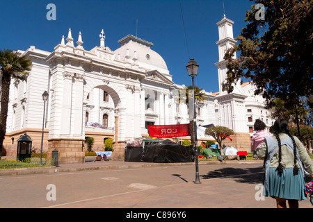 Corte Suprema de Justicia, Sucre città vecchia, Bolivia (patrimonio mondiale UNESCO), con la donna in abiti tradizionali a piedi da Foto Stock