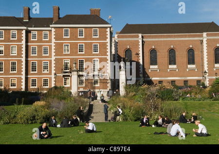 Inner Temple Gardens. Inns Of Court London Regno Unito alla ricerca fino al Crown Office fila HOMER SYKES Foto Stock