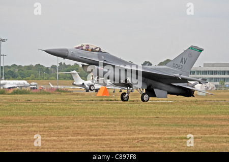 Un F-16 Fighting Falcon dell'USAF 31st Fighter Wing, noto come Triple Nickel, decolla al Farnborough International Airshow. L'aereo da caccia ha dimostrato le sue capacità in una serie di esposizioni di volo, mostrando la sua agilità e le sue prestazioni. Foto Stock