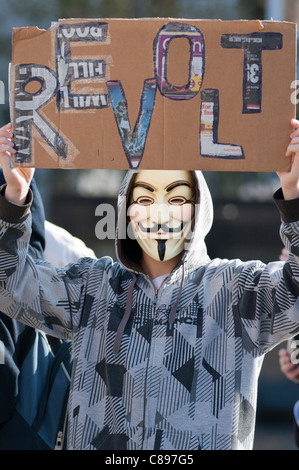 Dimostratore mascherato visto in Birmingham REGNO UNITO Ottobre 2011. Parte della protesta mondiale contro le banche e il sistema economico attuale. Foto Stock