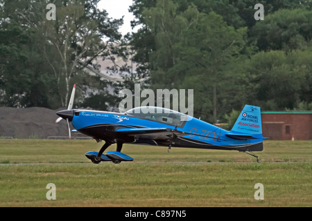 G-ZEXL aeromobile - 2 Excel aviazione: le lame Aerobatic Team a Farnborough International airshow di commercio Foto Stock