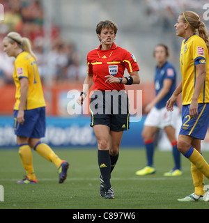 L'arbitro Kari Seitz ufficializza il terzo posto della Coppa del mondo femminile 2011 tra Svezia e Francia alla Rhein Neckar Arena il 16 luglio 2011 a Sinsheim, in Germania. Solo per uso editoriale. Uso commerciale vietato. (Fotografia di Jonathan Paul Larsen / Diadem Images) Foto Stock