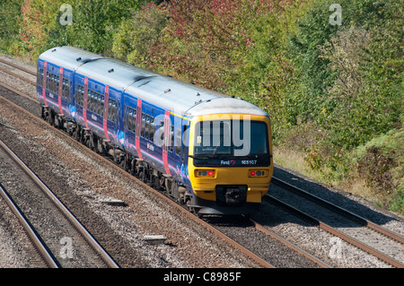 Primo grande classe occidentale 166 diesel treno passeggeri su linee ferroviarie a Slough. In Inghilterra. Foto Stock