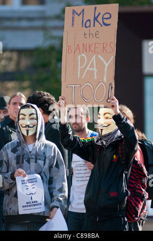 Manifestanti mascherati visto in Birmingham REGNO UNITO Ottobre 2011. Parte della protesta mondiale contro le banche e il sistema economico attuale. Foto Stock