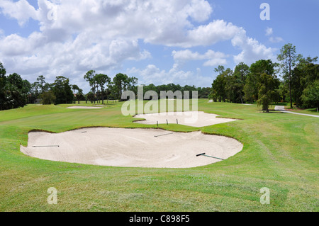 Due trappole di sabbia su un campo da golf in Naples, Florida Foto Stock