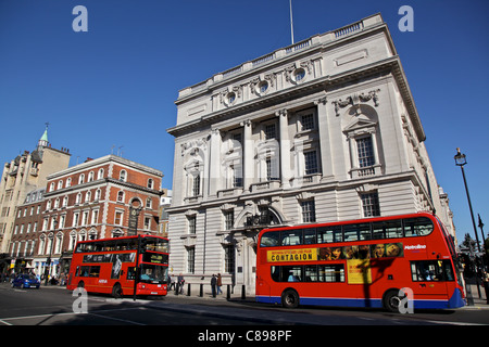 Whitehall street con due autobus rossi a due piani passando da Foto Stock