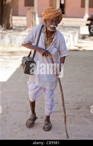 Uomo indiano, il barbiere locale, nel tipico villaggio di Rajasthani di Nimaj, Rajasthan, India settentrionale Foto Stock