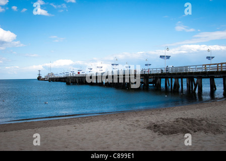 Spiaggia di Sopot con Pier in background, Polonia. È il più lungo molo di legno in Europa - il Molo è 515, 5 metri di lunghezza. Foto Stock