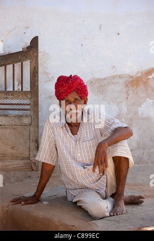 Uomo indiano indossando il tradizionale turbante di Rajasthani nel villaggio di Nimaj, Rajasthan, India settentrionale