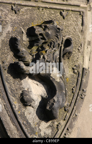 Città di Stirling, in Scozia. Il leone rampante sul Re Roberto Bruce monumento su Stirling Castle Esplanade. Foto Stock