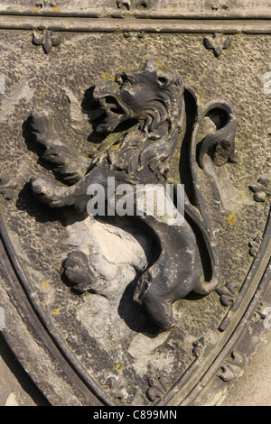 Città di Stirling, in Scozia. Il leone rampante sul Re Roberto Bruce monumento su Stirling Castle Esplanade. Foto Stock