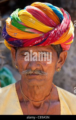 Uomo indiano indossando il tradizionale di Rajasthani turbante e orecchino d oro nel villaggio di Nimaj, Rajasthan, India settentrionale