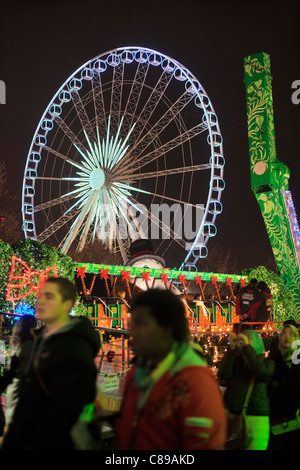 Grande Ruota, giostre, intrattenimento, Winter Wonderland tedesco Fiera di Natale, Hyde Park, Londra, Inghilterra, Regno Unito, Europa Foto Stock