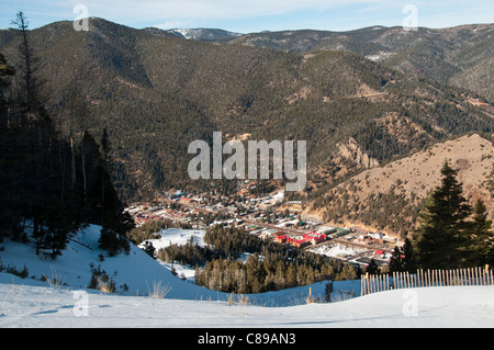 Vista della città dalle pendici del Red River Ski Area, Red River, Nuovo Messico. Foto Stock