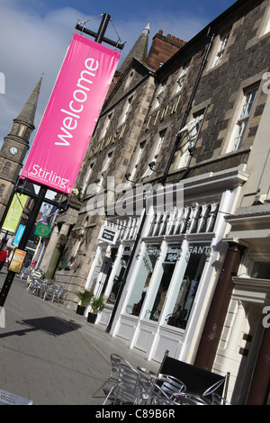 Città di Stirling, in Scozia. Sunny View di caffetterie e bar su Stirling's King Street. Foto Stock