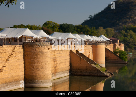 Chhatra Sagar serbatoio e lusso Tented Camp oasi nel deserto a Nimaj, Rajasthan, India settentrionale Foto Stock