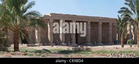 Portico del tempio mortuario di Seti I sulla riva occidentale del Nilo a Luxor, Egitto, Nord Africa Foto Stock