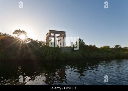 Vista del chiosco Trajans al tramonto su Aglika isola dalle acque del lago Nasser, Tempio di Iside a Philae, Aswan Alto Egitto Foto Stock