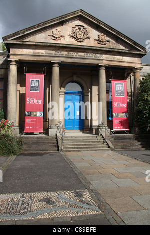 Città di Stirling, in Scozia. Ingresso principale per lo Stirling Smith Art Gallery and Museum, Formalmente Conosciuti come lo Smith Institute. Foto Stock