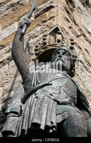 Città di Stirling, in Scozia. Vista ravvicinata di William Wallace statua sul National Wallace Monument. Foto Stock