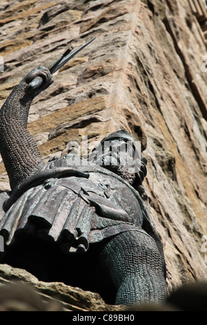 Città di Stirling, in Scozia. Vista ravvicinata di William Wallace statua sul National Wallace Monument. Foto Stock