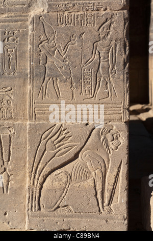 Il sollievo di Lion e gli dèi su gateway presso il tempio di Hathor, Tempio di Iside a Philae, Aglika Island Aswan Alto Egitto Foto Stock