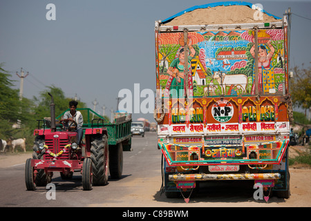 L'agricoltore indiano aziona il trattore passato Tata camion a Rasulpura in Sawai Madhopur, Rajasthan, India settentrionale Foto Stock