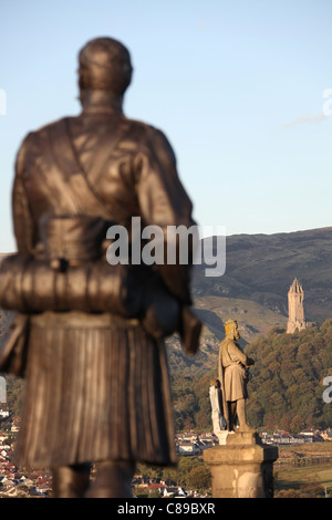 Città di Stirling, in Scozia. La Andrew Currie scolpito del Re Roberto Bruce Monumento al Castello di Stirling Esplanade. Foto Stock