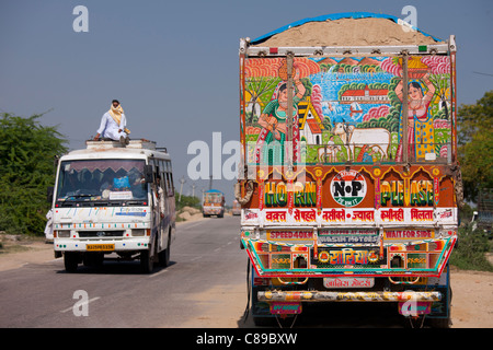 Scena stradale e decorate Tata carrello a Rasulpura in Sawai Madhopur, Rajasthan, India settentrionale Foto Stock