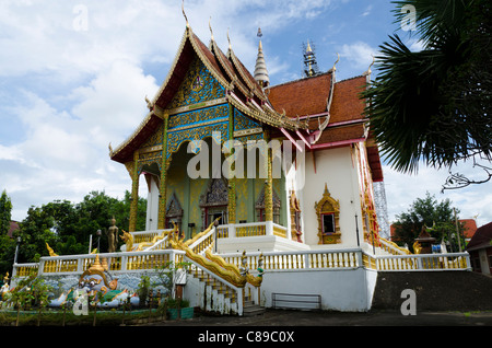 Un Buddista tailandese sermone temple hall brilla al sole a Doi Wat Saket nel nord della Thailandia Foto Stock