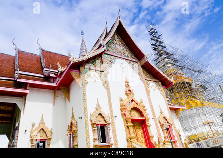 Un Buddista tailandese sermone temple hall brilla al sole a Doi Wat Saket nel nord della Thailandia Foto Stock