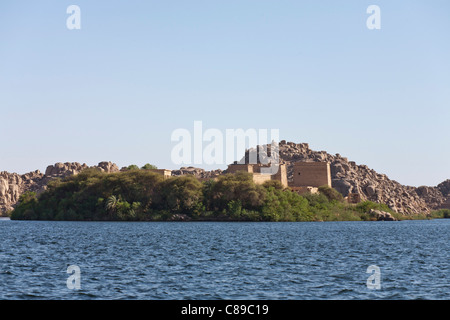 Vista Isola Aglika dalle acque del lago Nasser, Tempio di Iside a Philae, Aswan Alto Egitto Foto Stock