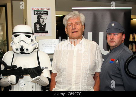 Star Wars attore Dave Prowse, che ha giocato Darth Vader, lancia la sua autobiografia "direttamente dalla forza della bocca dell' a Croydon, Surrey, Regno Unito, Sabato 15 Ottobre, 2011 Foto Stock