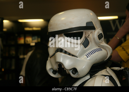 Storm Trooper presso British attore e body builder Dave Prowse reso famosa nei primi tre Star Wars filmati come Darth Vader lancia la sua autobiografia "direttamente dalla forza della bocca dell' nella sua casa di città di Croydon, a sud di Londra, Regno Unito Foto Stock