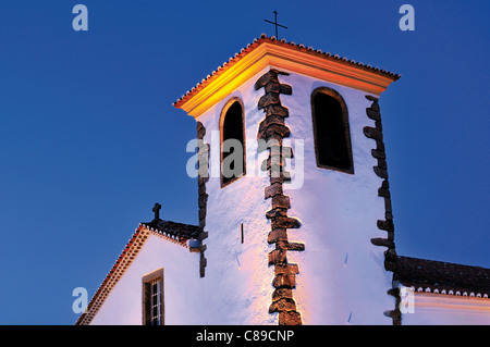 Portogallo Alentejo: orologio notturno illumina la chiesa e museo di Santa Maria nel villaggio storico di Marvao Foto Stock