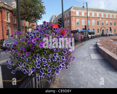 Marciapiede barriera montata street flower visualizzare caselle di Chester adiacente all'anfiteatro romano rimane e il Travelodge. Foto Stock