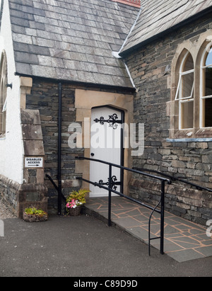 Ingresso laterale con rampa di accesso per sedia a rotelle. Dettagli architettonici della chiesa metodista di Coniston, Cumbria Foto Stock