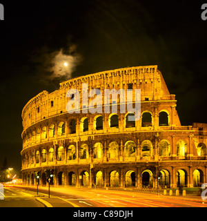 Colosseo e luna di notte Roma Italia Europa Foto Stock