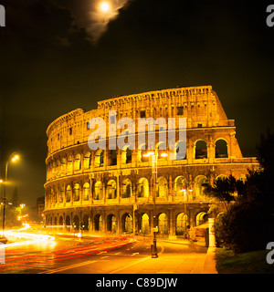 Colosseo e luna di notte Roma Italia Foto Stock