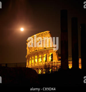 Colosseo e luna di notte Roma Italia Foto Stock