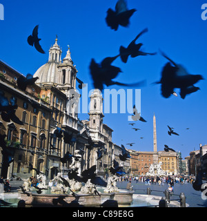La fontana del Moro e Sant' Agnese in Agone la chiesa con un volo di piccione Piazza Navona Roma Italia Foto Stock