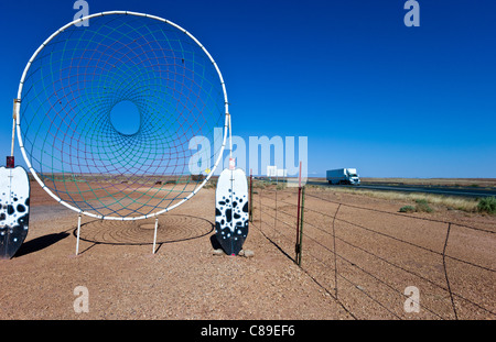 U.S.A. In Arizona, Meteor City, simboli dei Nativi Americani in una strada attrction sulla rotta 66 Foto Stock