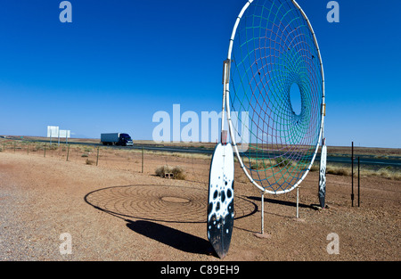 U.S.A. In Arizona, Meteor City, simboli dei Nativi Americani in una strada attrction sulla rotta 66 Foto Stock