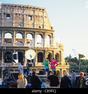 L'equipaggio di film e ambientato di fronte al Colosseo Roma Italia Europa Foto Stock