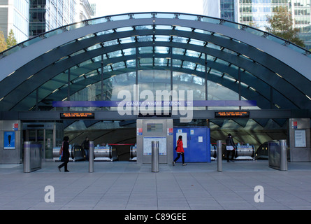 Ingresso alla stazione metropolitana Canary Wharf London Foto Stock