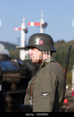 I tedeschi (guardie della stazione ferroviaria) a 'le Visham' o Levisham il 16 ottobre 2011. Soldati dell'esercito tedesco in costume, seconda guerra mondiale, seconda guerra mondiale, seconda guerra mondiale, seconda guerra mondiale, re-attori della seconda guerra mondiale al Pickering War and Wartime Weekend, North Yorkshire, UK Foto Stock