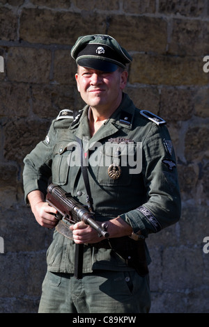 Ritratto di un soldato tedesco armato a 'le Visham' o Levisham nell'ottobre 2011; soldati in costume e soldati in uniforme della seconda guerra mondiale, seconda guerra mondiale, reenactor della seconda guerra mondiale. WWII, WW2 Re-enacters al Pickering War and War Weekend, North Yorkshire, UK Foto Stock